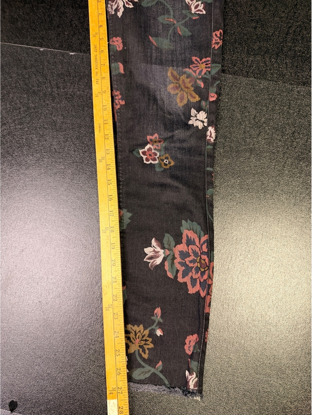 7 For All Mankind Floral Skinny Jeans 25 Black Raw Hem Boho - Picture 6 of 6